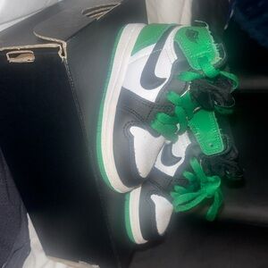 Baby Jordan 1’s size 4C
GREEN BLACK & WHITE